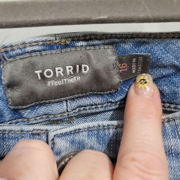 TORRID 5 Inch Vintage Stretch Mid-Rise Short - Picture 5 of 11